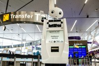 Guten Flug: Der mit Sensoren und Kameras ausgestatte mannshohe Roboter SPENCER scannt die Bordpässe der Passagiere und begleitet sie selbstständig durch den Flughafen. Foto: SPENCER-Projekt/KLM