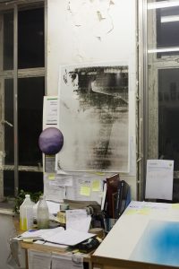 Wolfgang Tillmans Wet Room (Barnaby), 2010 Ungerahmter inkjet Druck auf Papier, clips, 138 x 208 cm © Wolfgang Tillmans