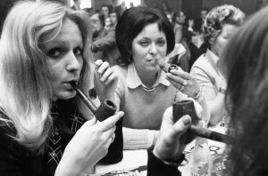 "Das Jahr der Frau 1975 pfeiferauchende Frauen" DER FRAU - 1975, "Aus der Reihe "Unser Land in den 70ern"", "Bild: WDR/dpa"