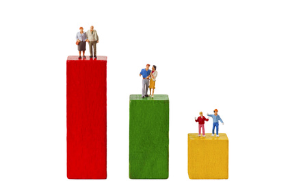 Stehende Figuren auf bunten Bauklötzen freigestellt auf weissem Hintergrund copyright: fotolia Stehende Figuren auf bunten Bauklötzen freigestellt auf weissem Hintergrund copyright: fotolia