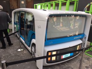 <img src=“IMG_0461.jpg“ alt=„Das ist eine sinnvolle Bildbeschreibung“>“> Selbstfahrender Kleinbus