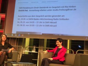 Das Foto zeigt Dinah Steinbrink, SWR und Ria Hinken im Gespräch