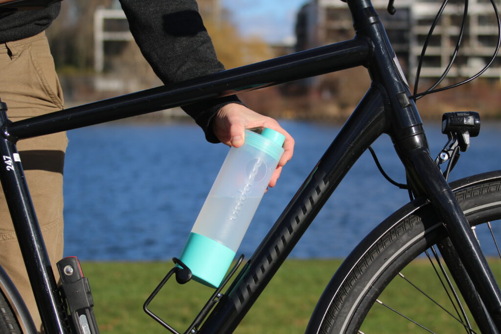 Die Flasche lässt sich auch am Fahrrad befestigen