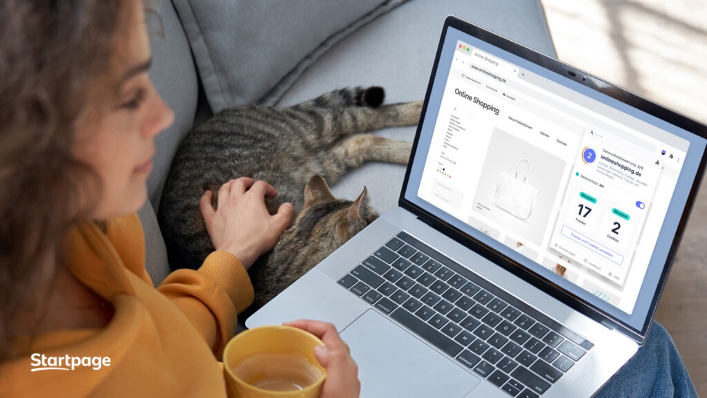 Das Bild zeigt eine junge Frau mit ihrer Katze. Sie arbeitet an ihrem Laptop und lässt sich von Startpage die Coockie-Banner anzeigen.
