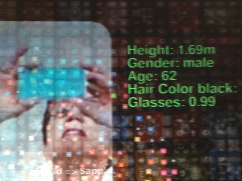 Das Foto zeigt die Erfassung biometrischer Daten einer Person.