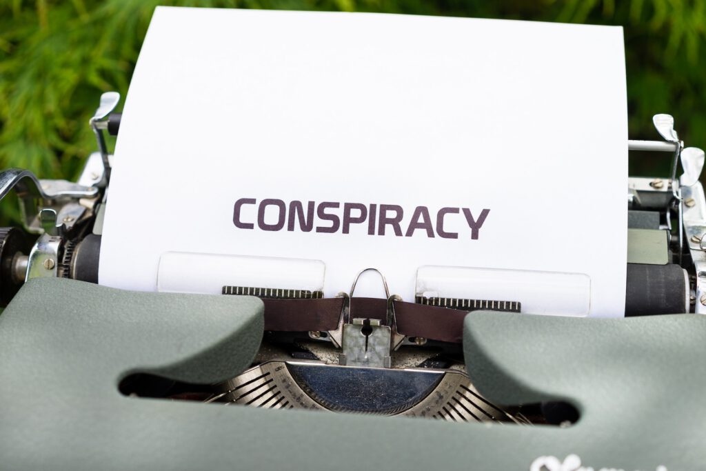 Foto von Markus Winkler zeigt eine Schreibmaschine mit einem Blatt Papier auf dem Verschwörung steht.