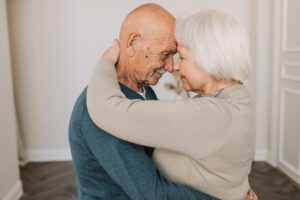 Ein älteres Paar steht in seiner leeren Wohnung und umarmt sich.
Foto von Vlada Karpovich: https://www.pexels.com/de-de/foto/mann-paar-liebe-frau-5790836/