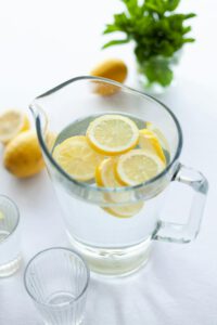 Ein Krug mit Wasser und Zitronenscheiben. Gegen den Durst an heißen Tagen. Foto: Julia Zolotova