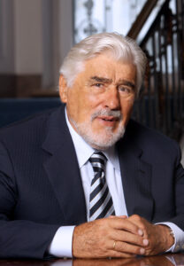 Mario Adorf in:
ARD-Zweiteiler "DER LETZTE PATRIARCH" (AT) begonnen. Konrad Hansen (Mario Adorf) übergibt sein erfolgreiches Traditionsunternehmen an seinen jüngsten Sohn.
© ARD Degeto/Stephan Persch - honorarfrei - Verwendung gemäß der AGB im engen inhaltlichen, redaktionellen Zusammenhang mit o. g. Sendung bei Nennung Bild: "ARD Degeto/Stephan Persch"