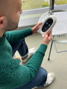 Chatbot gegen Einsamkeit: Um den Elderbot zu nutzen, brauchen die Studienteilnehmenden keine digitalen Vorkenntnisse, kein eigenes Handy und keine App – sie müssen einfach nur sprechen. Im Bild: Forscher Rodrigo Schettino.  

© MPI für Bildungsforschung 