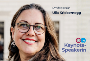 Das Bild zeigt Frau Prof. Ulla Kriebernegg. Sie trägt eine Brille und lächelt freundlich. 